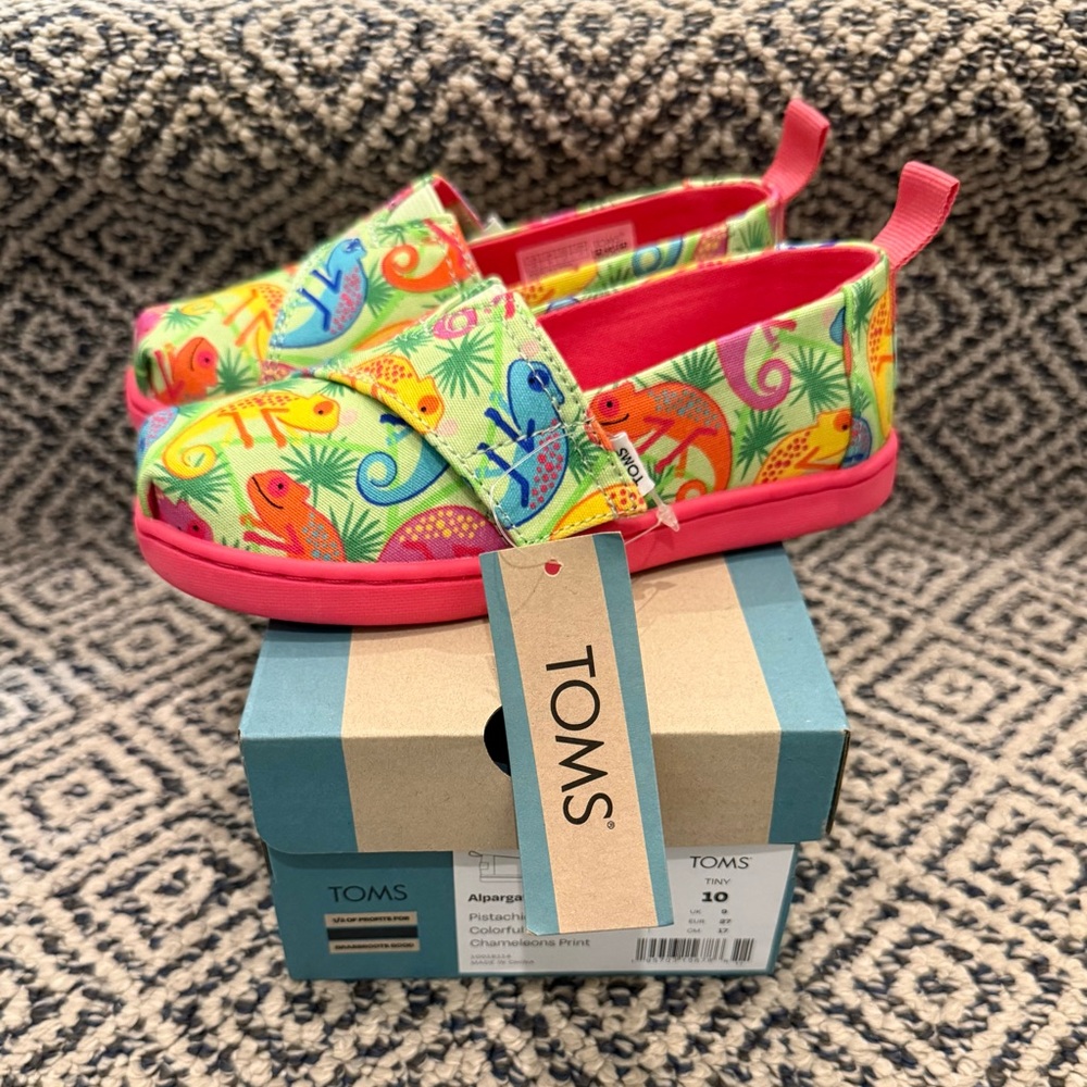 🎉 NWT 🎉 TOMS Alpargata Pistachio Chameleon Print Slip-On Shoes w/ Pink Trim